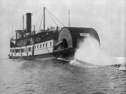 Le Vashon, construit en 1905, est un bateau dit "sternwheeler" avec la roue à l'arrière. Le Vashon, construit en 1905, est un bateau dit "sternwheeler" avec la roue à l'arrière.