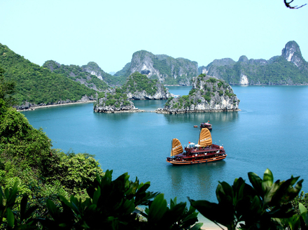 Au nord-est du Vietnam se situe, probablement le paysage le plus emblématique du pays, la fameuse baie d'Ha Long.  Au nord-est du Vietnam se situe, probablement le paysage le plus emblématique du pays, la fameuse baie d'Ha Long.
