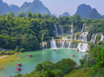 Le parc national de Ba Be est mondialement connu pour sa faune et sa flore luxuriante ainsi que pour son grand lac formé il y a environ 200 millions d'années.  Le parc national de Ba Be est mondialement connu pour sa faune et sa flore luxuriante ainsi que pour son grand lac formé il y a environ 200 millions d'années.