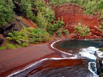  Laissez-vous transporter par le contraste entre la couleur vermeille de la plage Kaihalulu et le bleu turquoise de l'Océan Pacifique pour un voyage magique.