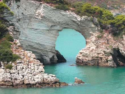 Embarquez sur un bateau pour une balade mémorable le long des falaises qui supportent la région des Pouilles.  Embarquez sur un bateau pour une balade mémorable le long des falaises qui supportent la région des Pouilles.