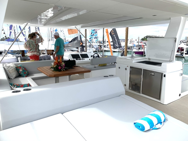 Le fly est spacieux et bien équipé. On y retrouve bains de soleil, wet-bar, table et bien sûr un poste de pilotage. Nautisme Article