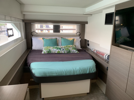 De grandes ouvertures dans les cabines, une belle finition en bois et une bonne hauteur sous barrots. De grandes ouvertures dans les cabines, une belle finition en bois et une bonne hauteur sous barrots.