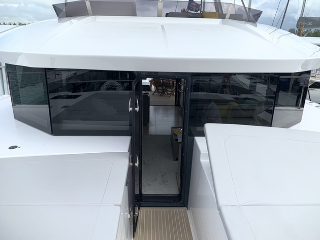 Le pont avant du 53PC est limité en surface de bains de soleil. En revanche, un accès direct permet de rejoindre le carré ou le poste de pilotage. Nautisme Article
