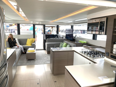 Dans le carré principal, la cuisine se situe sur tribord et un imposant bloc frigo US lui fait face. Une demande du marché américain. Dans le carré principal, la cuisine se situe sur tribord et un imposant bloc frigo US lui fait face. Une demande du marché américain.