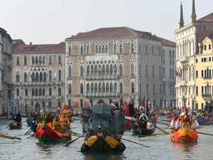 Des milliers de personnes ont assisté au « vol de l'Ange » du festival de Venise 