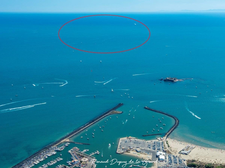 D'une superficie de 310 hectares (environ 17 fois le Stade de France) et d'une forme pentagonale, elle est la plus grande réserve marine de la région. Nautisme Article
