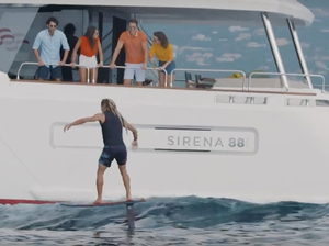 Vidéo buzz : un foiler en glisse derrière un yacht ! 