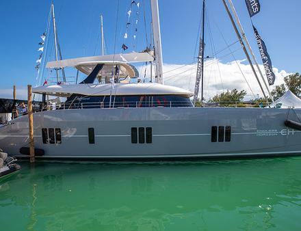 Le Sunreef 80, un catamaran à voile, plus grosse unité du boat show. Nautisme Article