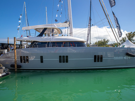 Le Sunreef 80, un catamaran à voile, plus grosse unité du boat show. Nautisme Article