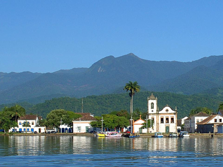 Paraty offre aux amateurs de croisière un mélange entre les forêts luxuriantes, les grandes randonnées, la mangrove et les plages de sable blanc, baignées d'une mer émeraude.