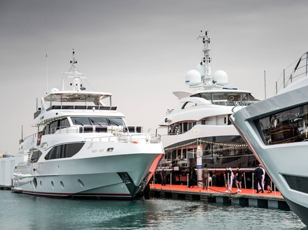 La "Superyacht Avenue" exposera une cinquantaine de super yachts plus impressionnants les uns que les autres. La "Superyacht Avenue" exposera une cinquantaine de super yachts plus impressionnants les uns que les autres.