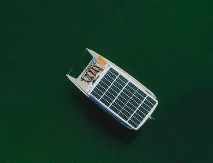 Le catamaran utilise comme source d'énergie la lumière du soleil grâce à des panneaux photovoltaïques. Nautisme Article