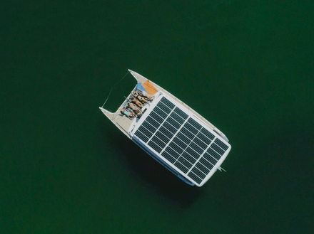 Le catamaran utilise comme source d'énergie la lumière du soleil grâce à des panneaux photovoltaïques. Nautisme Article