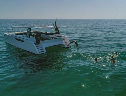 Il peut accueillir jusqu'à 45 personnes à bord ! Idéal pour des sorties plongée, des fêtes ou des événements à bord. Nautisme Article