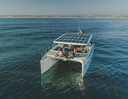 Les prix de vente du Cat 12.0 Cruise, vont de 420 000 euros pour la version de base, à plus de 550 000 euros pour une version avec toutes les options et la fibre de carbone. Nautisme Article