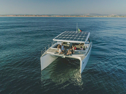 Les prix de vente du Cat 12.0 Cruise, vont de 420 000 euros pour la version de base, à plus de 550 000 euros pour une version avec toutes les options et la fibre de carbone. Nautisme Article