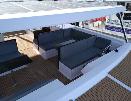 Le catamaran de 12 mètres de long et de 27m2 est construit en deux versions « lounge » et « cruise ». Nautisme Article
