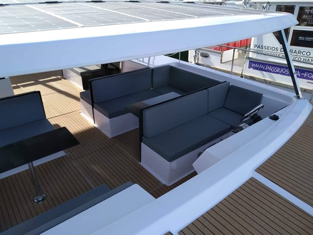Le catamaran de 12 mètres de long et de 27m2 est construit en deux versions « lounge » et « cruise ». Nautisme Article