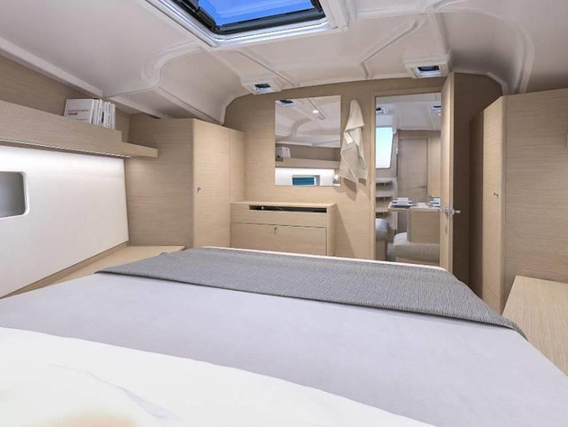 La version propriétaire propose une suite avec salle d'eau, celle avec quatre cabines conserve une cabine avec lit double et cabinet de toilette, à laquelle vient s'ajouter une cabine avec lits superposés. Nautisme Article