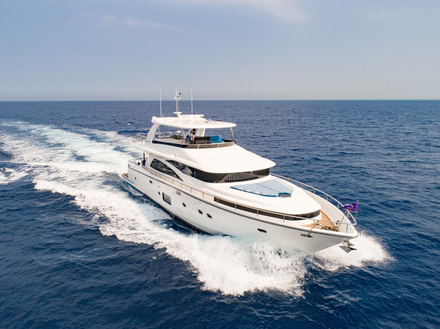 Ce nouveau modèle est présenté par Johnson Yachts comme superyacht d'entrée de gamme, notamment en raison du grand niveau de personnalisation que propose le chantier taïwanais.