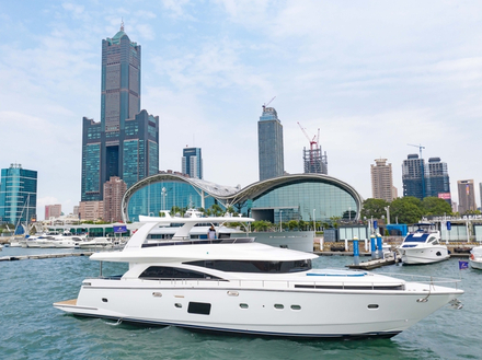 Le Johnson 80 est avant tout un yacht performant. Lors du dernier essai en mer, il a navigu&eacute; &agrave; une vitesse de croisi&egrave;re de 19 noeuds, et 27 noeuds en vitesse de pointe.