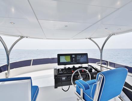 Le flybridge est équipé d'une cuisine, d'une poste de pilotage et d'un canapé. Nautisme Article
