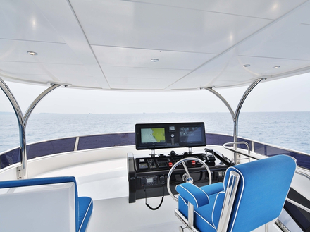 Le flybridge est équipé d'une cuisine, d'une poste de pilotage et d'un canapé. Nautisme Article