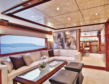 Le chantier propose plusieurs conceptions d'aménagement pour l'intérieur du yacht. Nautisme Article