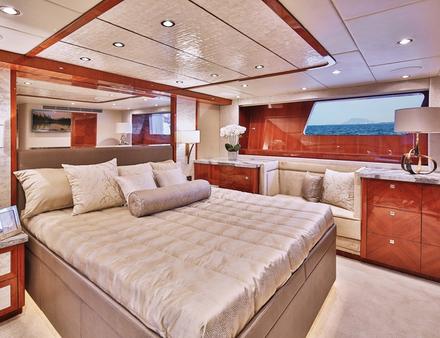 Au pont inférieur, on retrouve quatre cabines. La cabine propriétaire est située quant à elle au milieu du navire, sur toute sa largeur. Nautisme Article