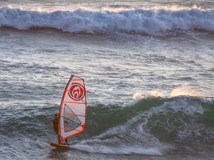 Windsurf sur la plage de Misty Cliffs Windsurf sur la plage de Misty Cliffs