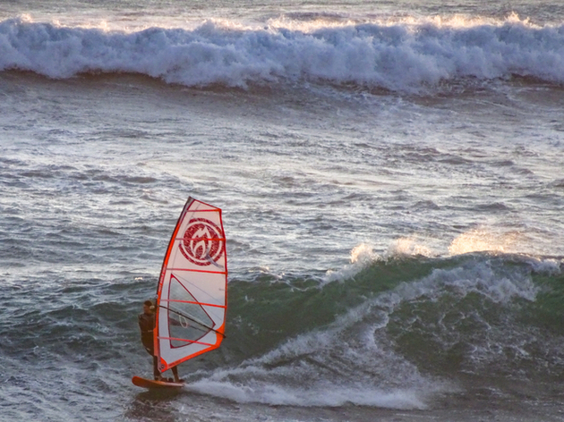 Windsurf sur la plage de Misty Cliffs Nautisme Article