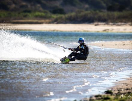 En 2017, Alex Caizergues bat son propre record grâce à une performance de kitesurf sur 500 mètres à 107,36 km/h. Nautisme Article