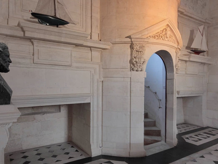 Il est possible de visiter l'appartement du roi recouvert d'un sol carrelé en marbre blanc et noir. Il est possible de visiter l'appartement du roi recouvert d'un sol carrelé en marbre blanc et noir.