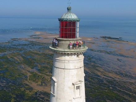 Une vue imprenable sur l'estuaire de la Gironde vous attend tout en haut du phare. Une vue imprenable sur l'estuaire de la Gironde vous attend tout en haut du phare.