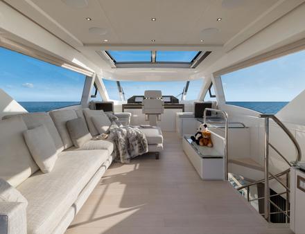 Le pont supérieur du MCY70 Skylounge. Entièrement clos, il offre un espace de vie supplémentaire... Nautisme Article