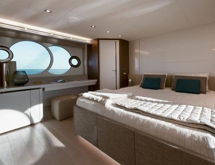 Lumineuse et spacieuse, la cabine du propriétaire est située vers l'arrière du yacht. Nautisme Article