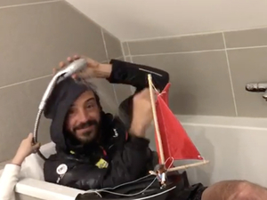 Vidéo : Louis Burton déjà dans le bain du Vendée Globe ! 