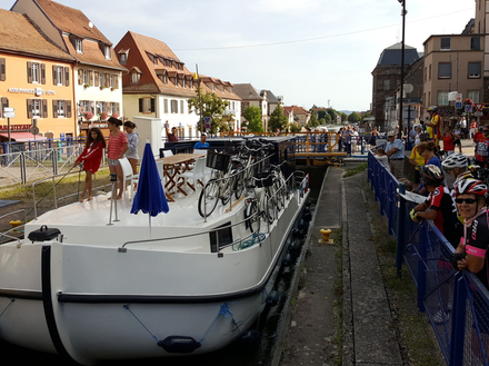 « Une initiation dure entre 30 et 45 minutes. Nous donnons l'essentiel : la partie fonctionnement du bateau qui est relativement simple, et la partie théorique et pratique de la navigation. » « Une initiation dure entre 30 et 45 minutes. Nous donnons l'essentiel : la partie fonctionnement du bateau qui est relativement simple, et la partie théorique et pratique de la navigation. »