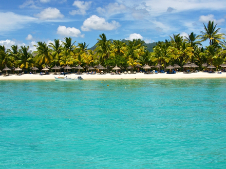 Plage le long du lagon