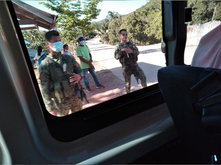 Pour pouvoir se déplacer il fallait passer par des « check points » gardés par les forces militaires des Philippines. Pour pouvoir se déplacer il fallait passer par des « check points » gardés par les forces militaires des Philippines.