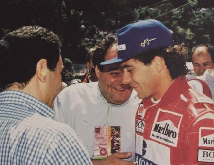 Tullio Abbate avec le pilote de F1 Ayrton Senna. Nautisme Article