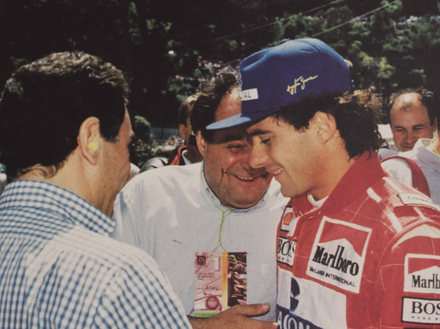 Tullio Abbate avec le pilote de F1 Ayrton Senna. Nautisme Article