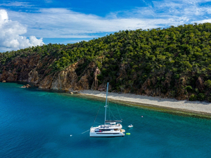 Confinée sur son catamaran aux Bahamas, Aurore raconte : « il est très difficile de s'approvisionner »