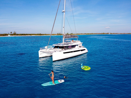  Nous avons également deux paddles que nos enfants aiment utiliser afin de se balader autour du bateau.