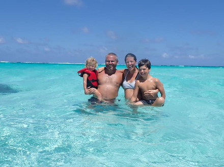 Sachant que le bébé arrive bientôt, nous sommes restés aux Îles Caïmans.