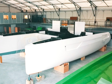 Le futur catamaran Windelo en construction à Canet en Roussillon.  Le futur catamaran Windelo en construction à Canet en Roussillon.