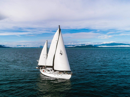 La journée, nous travaillons sur le bateau, il y a toujours des réparations à faire où un espace à réarranger.