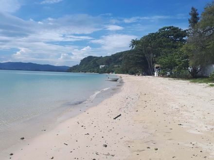 Nous n'avons bien sûr pas le droit de nous balader sur la plage, un grand panneau indique qu'elle est fermée jusqu'à nouvel ordre.