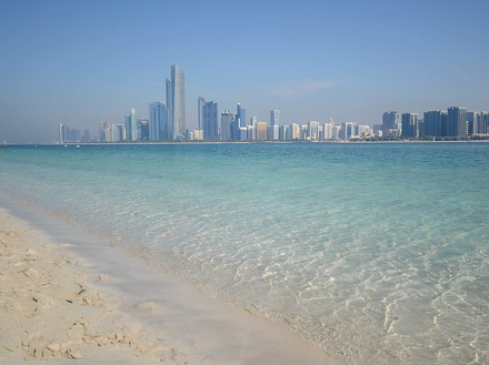L'île d'Al Marina et plus particulièrement la digue de Breakwater est probablement l'un des meilleurs endroits pour admirer la skyline d'Abu Dhabi.  L'île d'Al Marina et plus particulièrement la digue de Breakwater est probablement l'un des meilleurs endroits pour admirer la skyline d'Abu Dhabi.